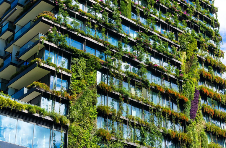 De nombreuses copropriétés optent pour la conception de toitures végétalisées au-dessus de leur bâtiment. crédit photo : Olga Kashubin/Shutterstock / Olga Kashubin