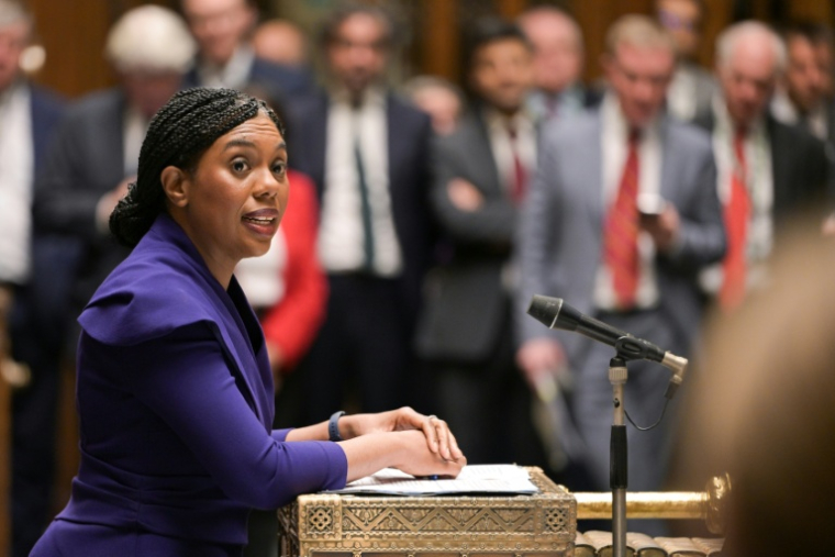 Une photographie distribuée par le Parlement britannique montre le chef du principal parti d'opposition conservateur britannique, Kemi Badenoch, à la Chambre des communes, dans le centre de Londres, le 14 mai 2025 ( House of Commons / - )