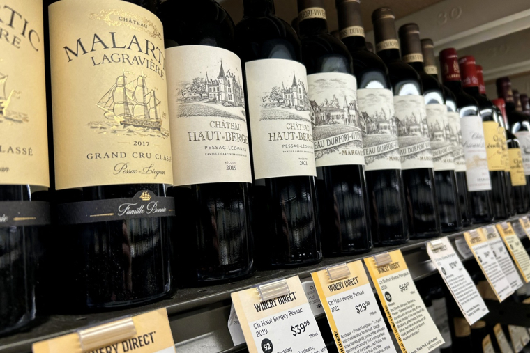 Des bouteilles de vin français exposées à la vente chez Total Wine & More à Laurel, dans le Maryland. Donald Trump a menacé d'imposer des droits de douane de 200% sur le vin, le champagne et les produits alcoolisés en provenance des pays de l'Union européenne, en représailles aux taxes prévues par le bloc sur le whisky produit aux États-Unis. (Photo : Jim Watson / AFP)