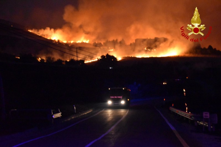 DES INCENDIES RAVAGENT LE SUD DE L'ITALIE, UN DÉCÈS SIGNALÉ