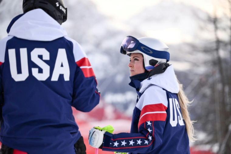 L'Américaine Lindsey Vonn avec son entraîneur Aksel Lund Svindal avant un entraînement officiel en vue de la descente des JO-2026, le 7 février 2026, à Cortina ( AFP / Marco BERTORELLO )