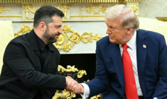 Le président américain Donald Trump (d) serre la main de son homologue ukrainien Volodymyr Zelensky lors d'une rencontre dans le Bureau ovale à la Maison Blanche, le 18 août 2025 à Washington ( AFP / Mandel NGAN )
