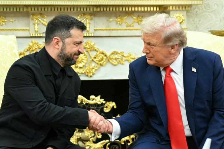 Le président américain Donald Trump (d) serre la main de son homologue ukrainien Volodymyr Zelensky lors d'une rencontre dans le Bureau ovale à la Maison Blanche, le 18 août 2025 à Washington ( AFP / Mandel NGAN )