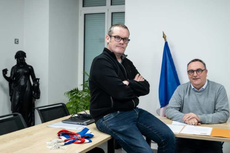 Arnaud Pageaud (D) et Jérome Squelard (G), les deux maires de la commune de Teillé, en Loire-Atlantique, le 10 février 2026 ( AFP / Sebastien Salom-Gomis )
