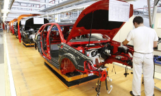 Photo d'archives : Un mécanicien travaille sur la chaîne de production de l'usine du constructeur Audi allemand à Ingolstadt