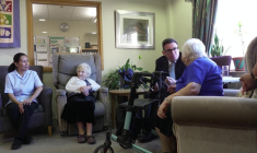 "Quoi, un nouveau ?": le résident d'une maison de retraite rencontre Andy Burnham