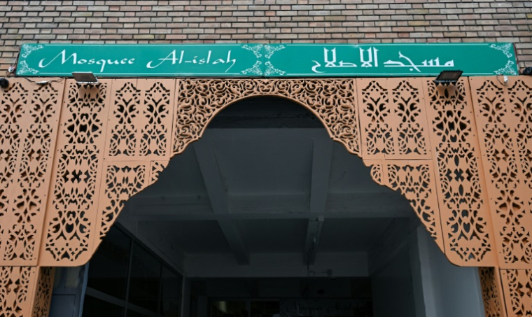 L'entrée de la mosquée Islah, à Montreuil, à la périphérie de Paris où plus tôt dans la matinée des têtes de cochon ont été découvertes, le 9 septembre 2025 en Seine-Sain-Denis ( AFP / Bertrand GUAY )