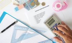 (Crédits photo : Adobe Stock - budget rentrée et calculs des dépenses des ménages)