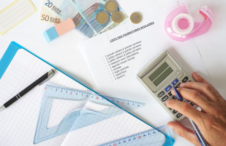 (Crédits photo : Adobe Stock - budget rentrée et calculs des dépenses des ménages)
