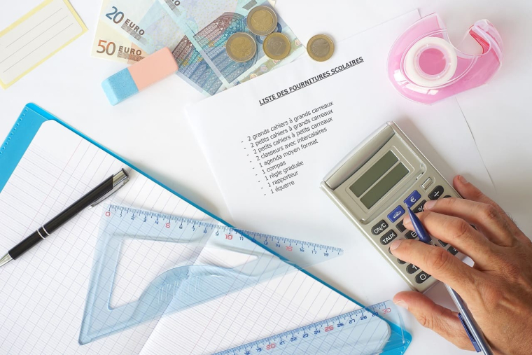 (Crédits photo : Adobe Stock - budget rentrée et calculs des dépenses des ménages)