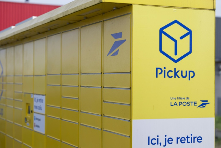 La Poste entend "conforter sa position de leader du colis et de la logistique souveraine en France et en Europe, en devenant le numéro 2 européen de la livraison hors domicile" ( AFP / Jean-Christophe Verhaegen )