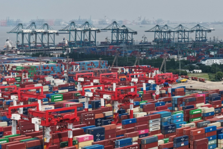 Des conteneurs d'expédition dans un port à Shanghai, le 9 juin 2025 ( AFP / - )