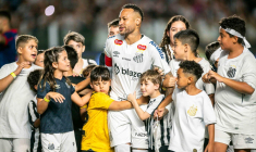 Le père de Neymar assure que Junior souhaite prolonger son contrat avec Santos