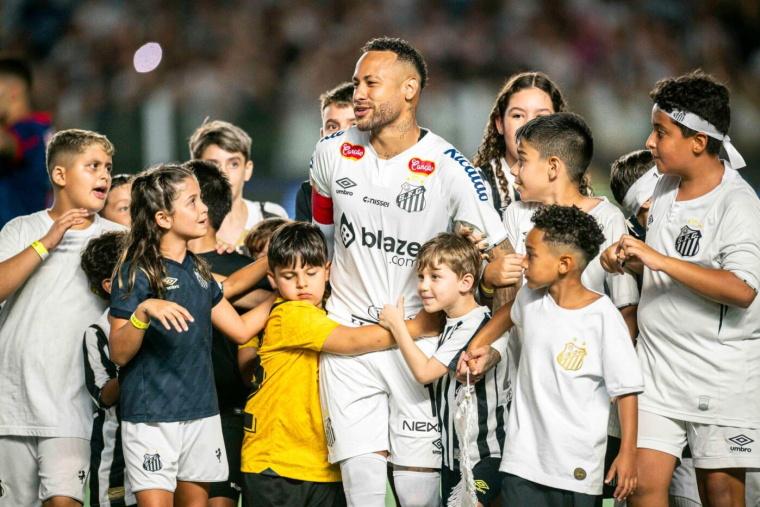 Le père de Neymar assure que Junior souhaite prolonger son contrat avec Santos