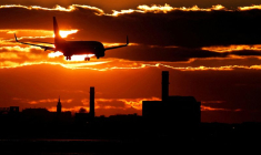 Un avion atterit à l'aéroport Logan International de Boston
