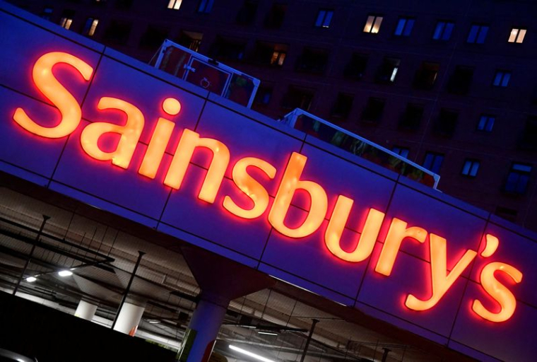 Une enseigne lumineuse dans un supermarché Sainsbury's à Londres