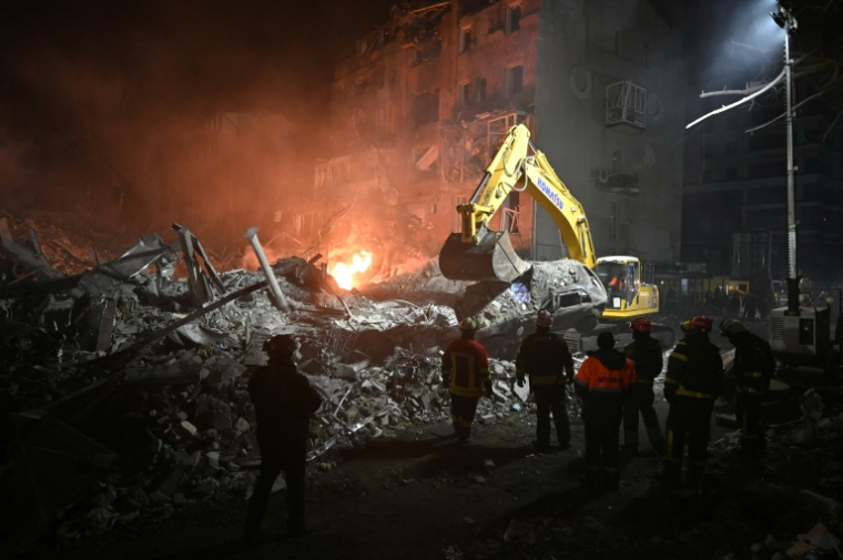 Des pompiers s'affairent dans les ruines d'un immeuble détruit par un raid aérien russe à Kharkiv, en Ukraine, le 2 janvier 2026  ( AFP / SERGEY BOBOK )