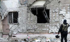 Un procureur ukrainien chargé des crimes de guerre inspecte un bâtiment résidentiel endommagé par une frappe militaire russe à Kherson