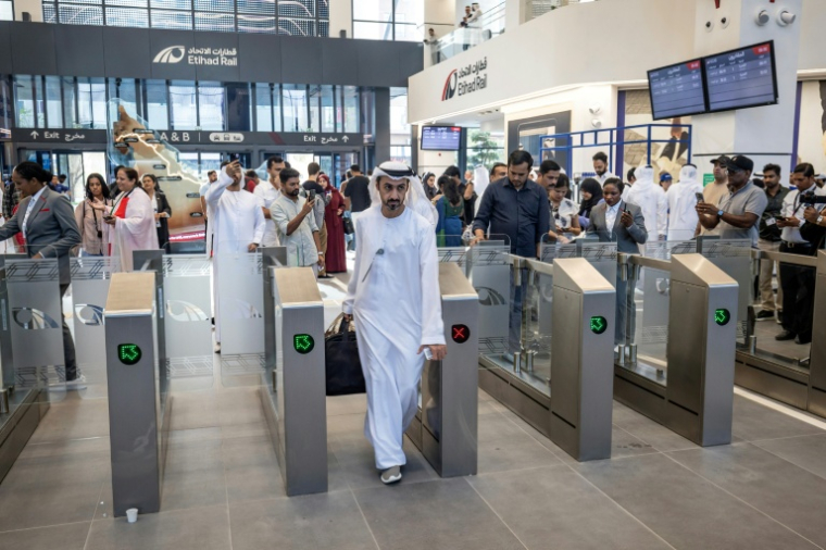 Des passagers arrivent à la gare Mohamed ben Zayed à Abou Dhabi, pour le voyage inaugural du premier train de voyageurs des Émirats arabes unis, le 30 juin 2026 ( AFP / FADEL SENNA )