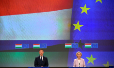 La présidente de la Commission européenne Ursula von der Leyen (D) et le Premier ministre hongrois Peter Magyar, lors d'une conférence de presse à Bruxelles, le 29 mai 2026 ( AFP / JOHN THYS )