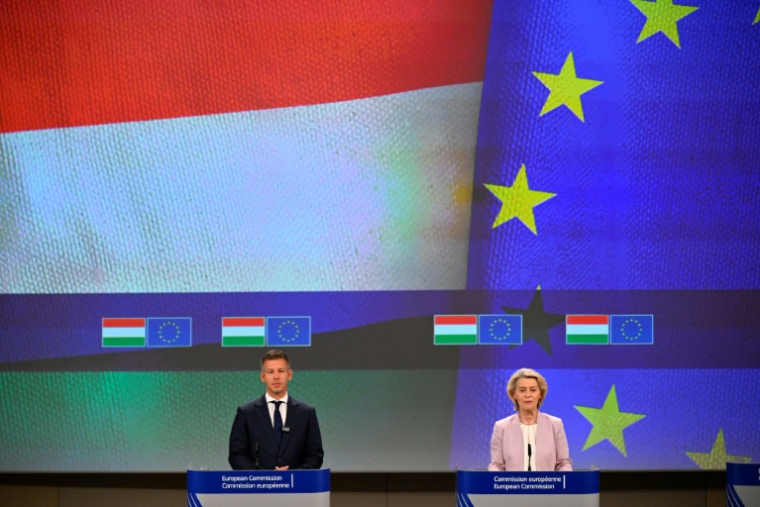 La présidente de la Commission européenne Ursula von der Leyen (D) et le Premier ministre hongrois Peter Magyar, lors d'une conférence de presse à Bruxelles, le 29 mai 2026 ( AFP / JOHN THYS )