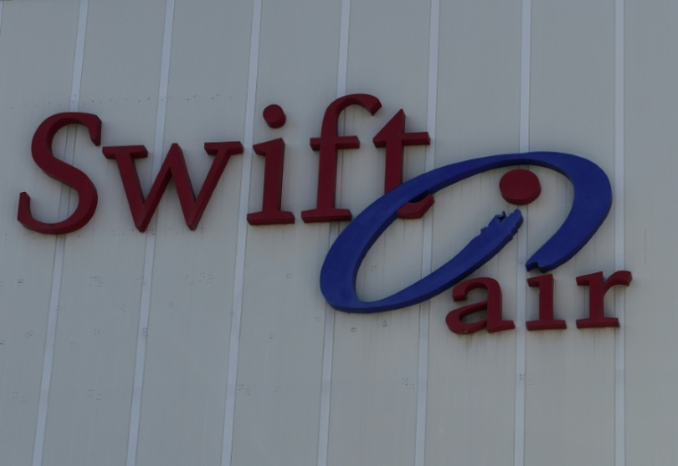 Le logo de la compagnie aérienne espagnole Swiftair à Madrid, le 24 juillet 2014, après la disparition au-dessus de l'Afrique d'un MD-83 d'Air Algérie, loué par Swiftair ( AFP / JAVIER SORIANO )