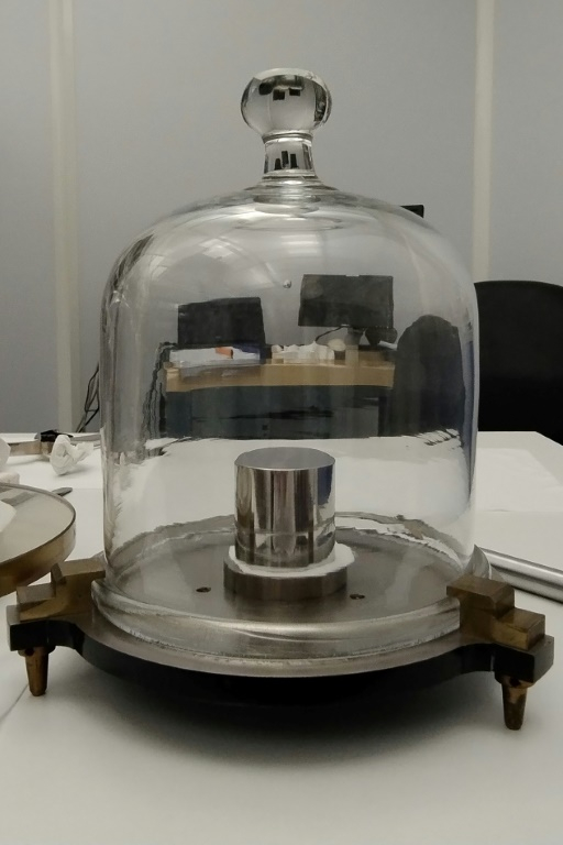 Le "prototype 35" du Laboratoire national de métrologie et d'essais (LNE), photographié à Paris le 15 mai 2025 ( AFP / Bénédicte REY )