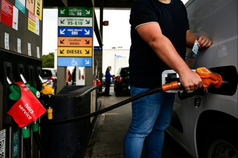 Le gouvernement demande à TotalEnergies d'être "exemplaire" et de "répercuter" le déstockage des barils ( AFP / Gabriel BOUYS )