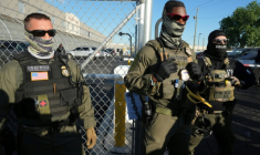 Des agents de la police de l'immigration américaine (ICE), à Elizabeth, dans le New Jersey, le 7 mai 2025 ( AFP / TIMOTHY A. CLARY )