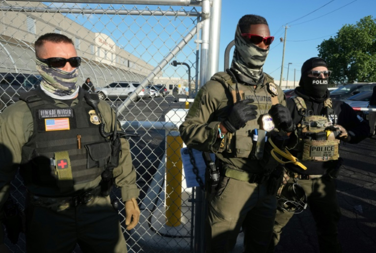 Des agents de la police de l'immigration américaine (ICE), à Elizabeth, dans le New Jersey, le 7 mai 2025 ( AFP / TIMOTHY A. CLARY )