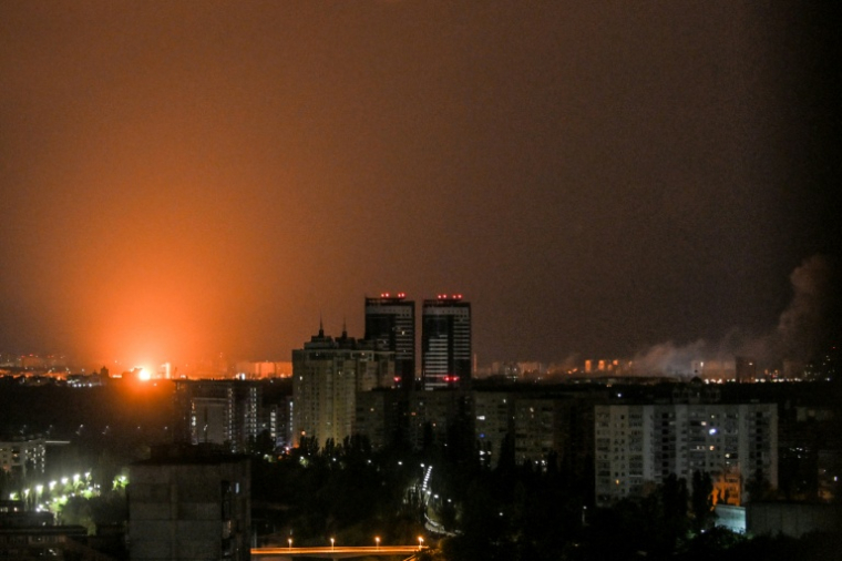 Une explosion lors d'une frappe de missiles russes sur Kiev, le 6 juillet 2026 en Ukraine ( AFP / Eugene KOTENKO )