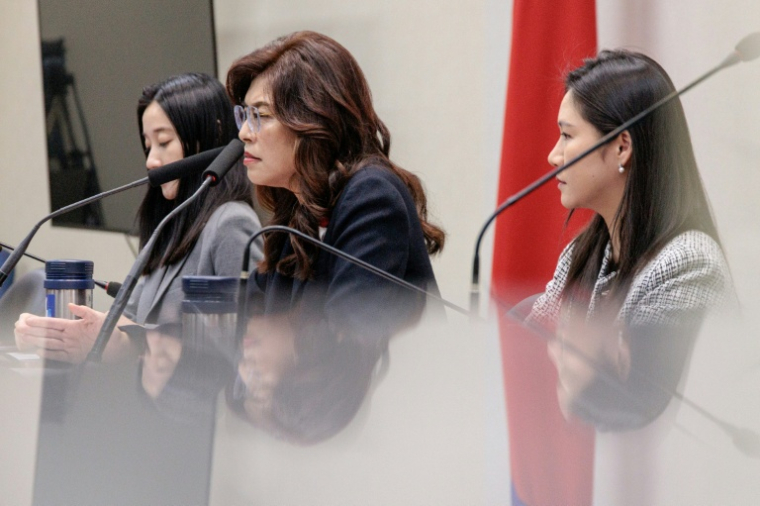 La cheffe de file de l'opposition taïwanaise, cheffe du parti  Kuomintang, Cheng Li-wun, au centre sur l'image, à Taipei le 1er juin 2026, à Taïwan ( AFP / Yu Chen CHENG )
