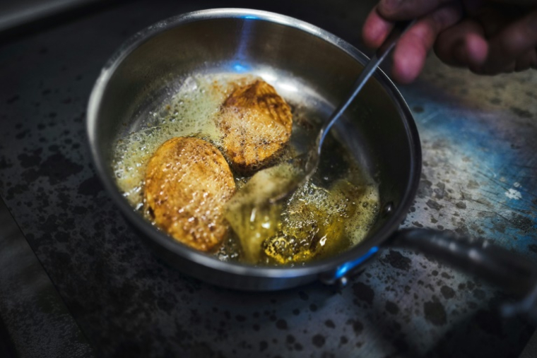 Une cinquantaine de chefs français ont lancé vendredi un appel au gouvernement pour que la gastronomie française soit reconnue comme exception culturelle, craignant à terme la fermeture de nombreuses tables ( AFP / OLIVIER CHASSIGNOLE )