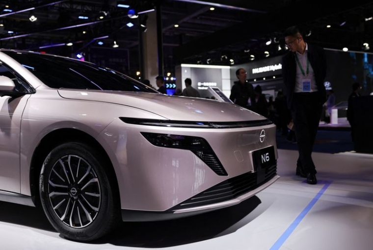 Une voiture Nissan N6 de la Chine à Shanghai