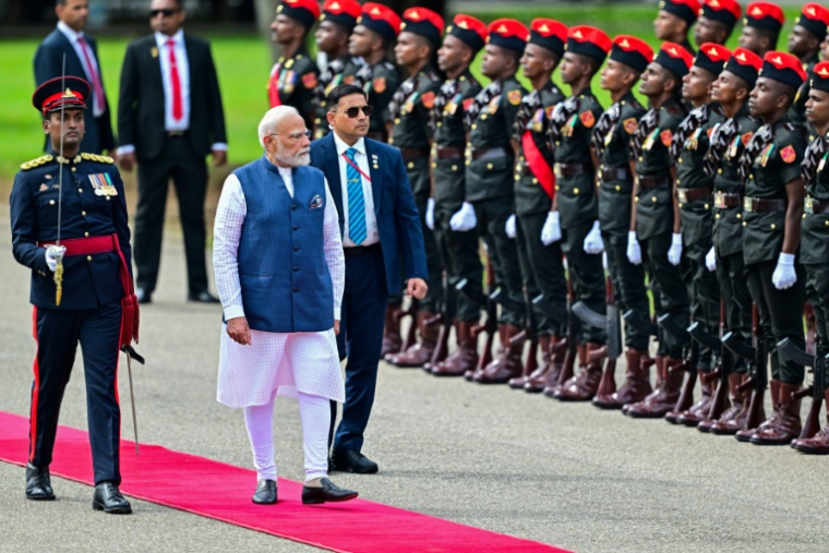 Le Premier ministre indien Narendra Modi passe en revue la garde d'honneur lors d'une cérémonie à Colombo, le 5 avril 2025 au Sri Lanka ( AFP / Ishara S. KODIKARA )