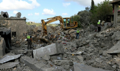 Des secouristes libanais sur le site d'une frappe israélienne dans le village Maaroub du sud du Liban, le 13 avril 2026 ( AFP / Kawnat HAJU )