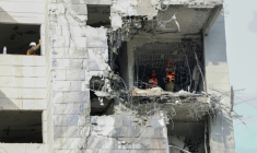 Des secouristes inspectent un bâtiment endommagé à la suite d’une frappe de missile iranien dans la ville israélienne de Petah Tikva, à l’est de Tel-Aviv, le 16 juin 2025 ( AFP / Jack GUEZ )