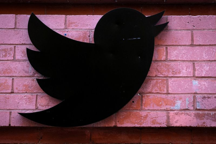 Le logo Twitter à l'extérieur des bureaux de l'entreprise à New York City