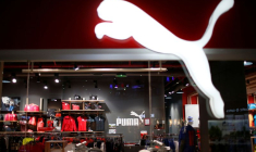 Le logo de la société de vêtements de sport Puma est visible dans son magasin du centre commercial de Tbilisi, à Tbilisi