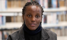 L'activiste climatique ougandaise Vanessa Nakate donne une interview à Davos