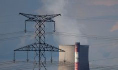 Photo d'archives de lignes électriques à haute tension à côté de la centrale EDF de Bouchain
