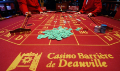 Au terme d'une "très belle année", le groupe français de casinos et d'hôtels Barrière veut réorganiser ses marques et mise sur l'"art de vivre à la française" pour mieux s'exporter ( AFP / MYCHELE DANIAU )
