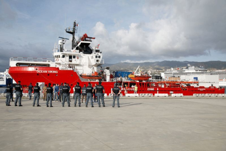 L'OCEAN VIKING AUTORISÉ À DÉBARQUER 180 MIGRANTS LUNDI EN SICILE