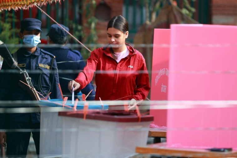 Une jeune femme vote pour la première fois à Katmandou au Népal le 5 mars 2026 ( AFP / PRABIN RANABHAT )