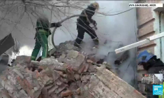 Les Ukrainiens aidés de l'armée recherchent leurs proches dans les décombres