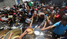 Des Palestiniens font la queue pour un repas chaud dans une cuisine caritative gérée par le Programme alimentaire mondial (PAM) des Nations Unies, au camp de réfugiés de Nuseirat, dans le centre de la bande de Gaza, le 26 avril 2025 ( AFP / Eyad BABA )