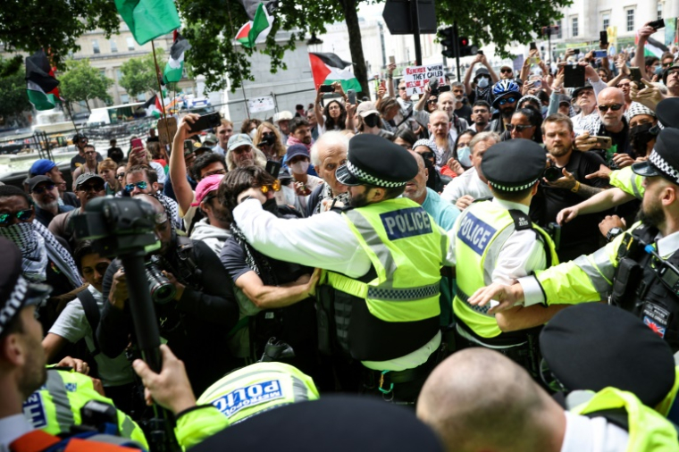 Heurts entre policiers et manifestants lors d'un rassemblement en soutien au groupe pro-palestinien Palestine Action, alors que le gouvernement britannique devrait annoncer l'interdiction du groupe, le 23 juin 2025 à Londres ( AFP / HENRY NICHOLLS )