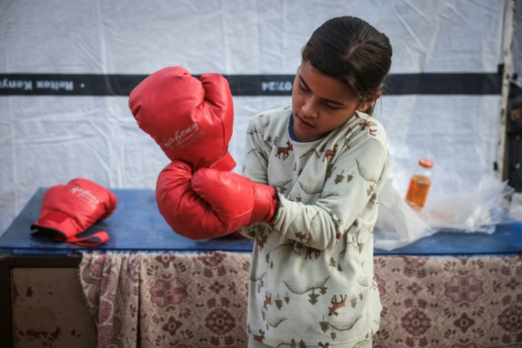 Une jeune Palestinienne se prépare à un entraînement de boxe, à Khan Younès, dans le sud de la bande de Gaza le 9 février 2026 ( AFP / BASHAR TALEB )