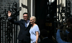 Le nouveau Premier ministre britannique, Andy Burnham, et son épouse, Marie-France van Heel, devant le 10 Downing Street, le 20 juillet 2026 à Londres, après que le roi Charles III lui a demandé de former le prochain gouvernement ( AFP / JUSTIN TALLIS )
