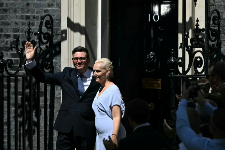 Le nouveau Premier ministre britannique, Andy Burnham, et son épouse, Marie-France van Heel, devant le 10 Downing Street, le 20 juillet 2026 à Londres, après que le roi Charles III lui a demandé de former le prochain gouvernement ( AFP / JUSTIN TALLIS )